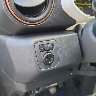 Také ovládání elektrických zrcátek najdete vlevo pod volantem.