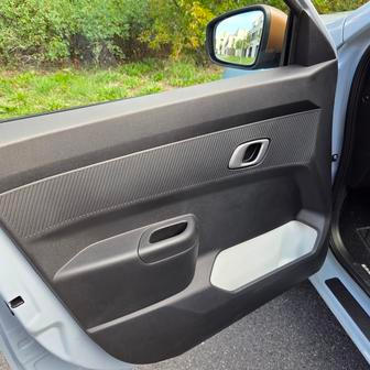 Do předních dveří se nevešlo elektrické ovládání oken.