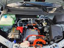 Pod přední kapotu se za příplatek vejde malý frunk, tomu ani elektromotor posílený na 75 kW nezabránil.
