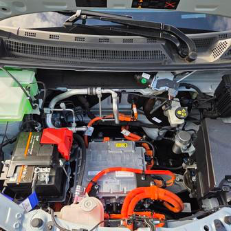 Pod přední kapotu se za příplatek vejde malý frunk, tomu ani elektromotor posílený na 75 kW nezabránil.