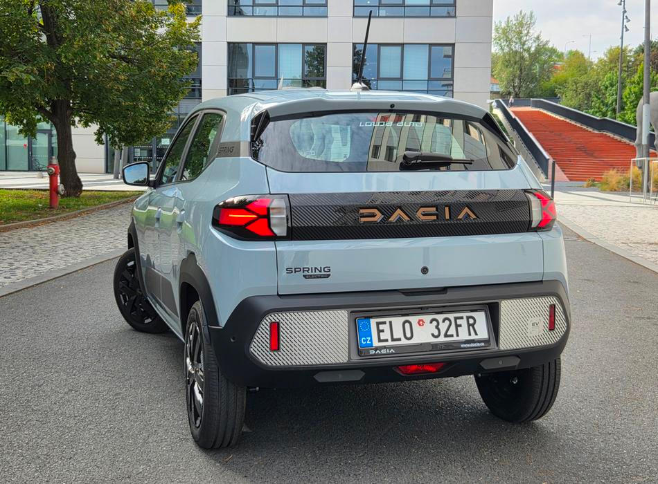 Posílil motor, změnila se baterka a vylepšení se dočkal podvozek. Vizuálně, snad až na nový zadní spoiler, se nic nezměnilo.