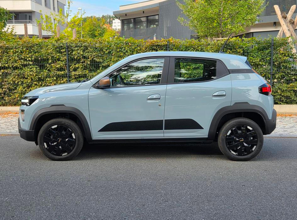 Změny na podvozku 3,7 metru dlouhého hatchbacku zahrnují stabilizátor, upravené tlumiče a pružiny nebo účinnější posilovač brzd. Výsledkem je lepší chování hlavně ve vyšších rychlostech. Limitem nadále zůstávají úzký rozchod kol nebo úzké pneumatiky.