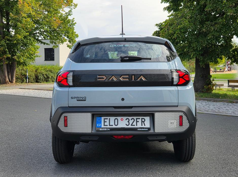 Baterka má nově chemii LFP a kapacitu 24,3 kWh. Je to méně než doposud, ale díky nižší spotřebě je papírový dojezd pořád prakticky stejných 225 kilometrů.