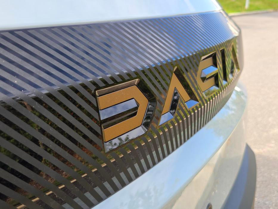 Provedení nápisu "Dacia" na víku kufru působí překvapivě hodnotně.