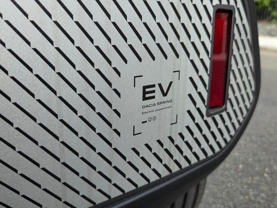 Nárazníky mají zajímavé vizuální provedení i nápis "EV", kdybyste snad na elektrický pohon zapomněli.