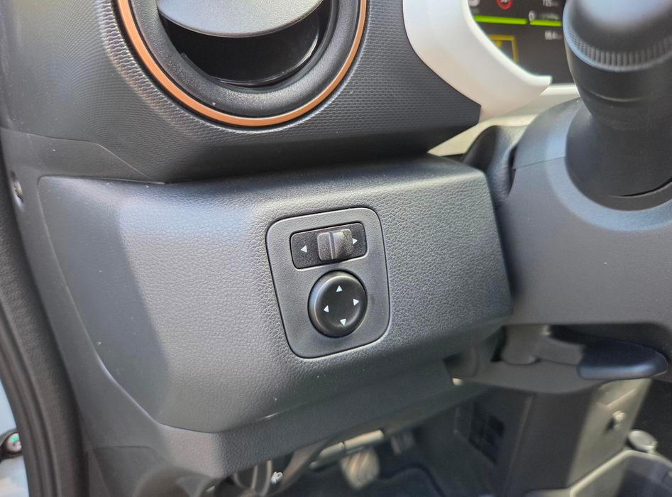 Také ovládání elektrických zrcátek najdete vlevo pod volantem.