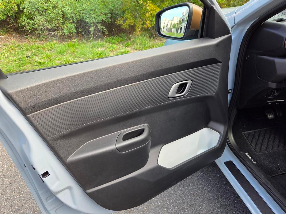 Do předních dveří se nevešlo elektrické ovládání oken.