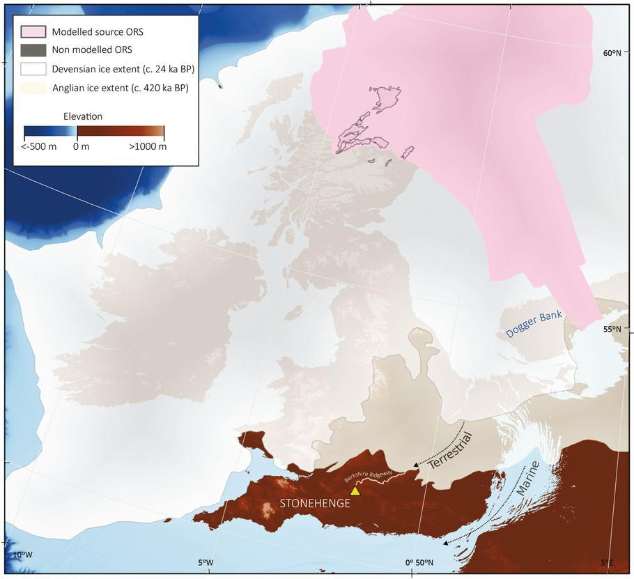 Kam mohl led odnést kameny ze severovýchodního Skotska na konci poslední doby ledové? Souš odpovídá stavu zhruba před 9 000 lety, kdy ještě existoval Doggerland. Šipky ukazují nejkratší možné trasy, po kterých lidé mohli kámen dopravit dál. Bílá čára je silnice Ridgeway.