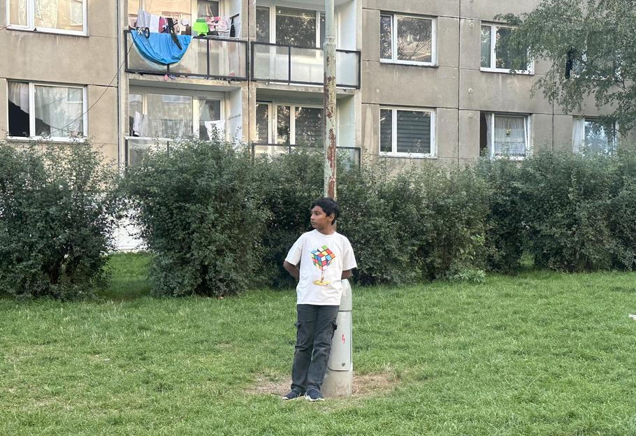 Děti jsou často těmi, kteří doplácejí nejvíce na to, že se nedaří řešit situaci ve vyloučených lokalitách. Tady na ústeckém sídlišti Mojžíř i na řadě dalších míst naší země.