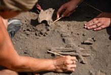 Kruhový útvar o průměru asi čtyř metrů vypadal jako pozůstatek mohyly. Právě při jeho průzkumu archeologové narazili na pravěký hrob.