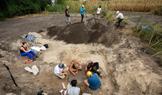 Kruhový útvar o průměru asi čtyř metrů vypadal jako pozůstatek mohyly. Právě při jeho průzkumu archeologové narazili na pravěký hrob.