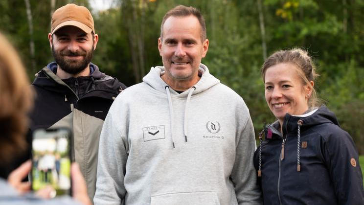 „Vojáci si nevybírají politickou situaci ani to, kdo zrovna rozhoduje. Musí prostě sloužit dál. Jestli se mě ale ptáte, jestli bych pod tímto vedením resortu a pod touhle vládou chtěl být náčelníkem generálního štábu? No jasně, že nechtěl,“ říká Karel Řehka. Téměř každý den teď má v Plzni naplánované setkání s voliči (na snímku).