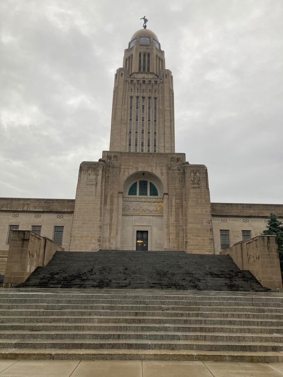 Velkolepý Nebraska State Capitol, sídlo vlády státu, kde se rozhoduje o dění v Nebrasce.