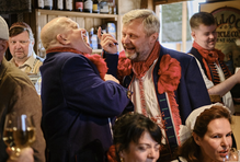 Na jedné straně stojí Šmrha (Vasil Fridrich), na druhé Průša (David Novotný) a oba jsou přesvědčeni, že pravda, čest i zdravý rozum bydlí právě u nich.