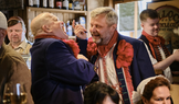 Na jedné straně stojí Šmrha (Vasil Fridrich), na druhé Průša (David Novotný) a oba jsou přesvědčeni, že pravda, čest i zdravý rozum bydlí právě u nich.