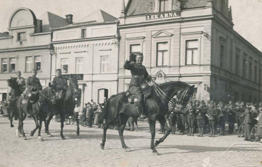 Vysoké Mýto bývalo posádkovým městem dávno před příchodem sovětských okupantů. Na snímku plukovník Jan Ropek v čele pluku při přehlídce na přelomu 20. a 30. let.