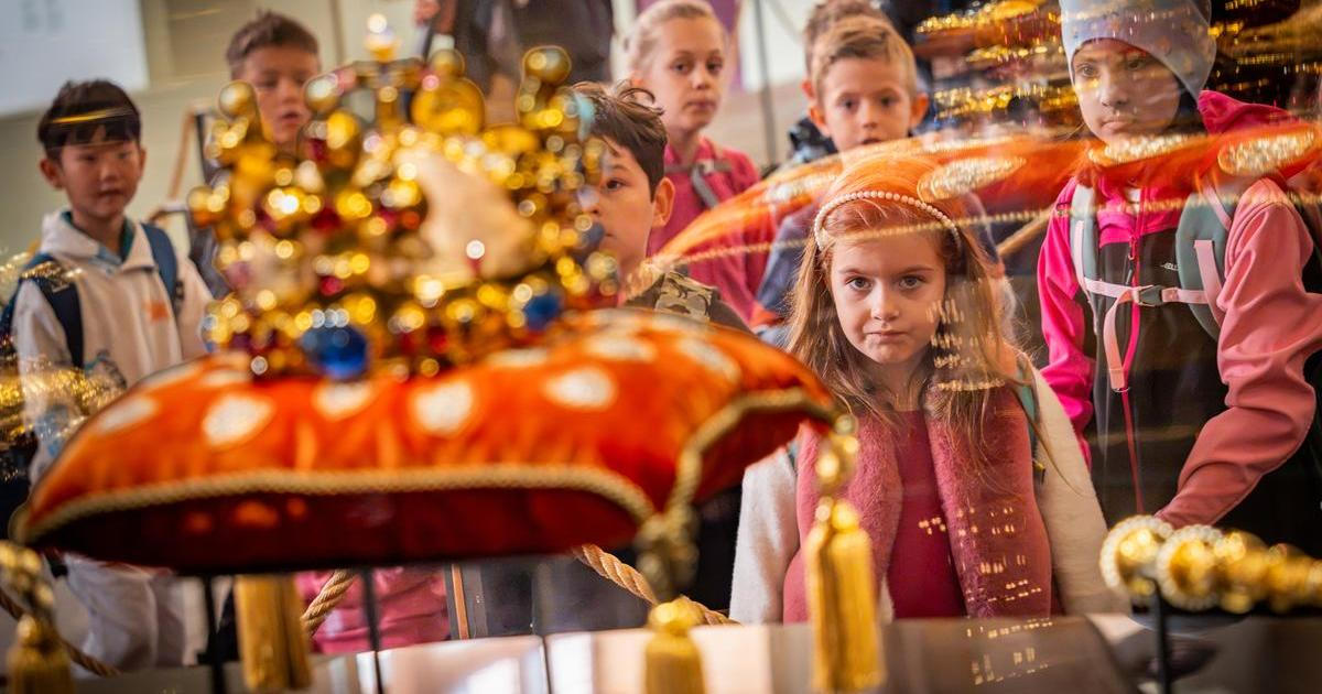 Máte poslední šanci. „Takovou korunu chci taky,“ chválila holčička korunovační klenoty