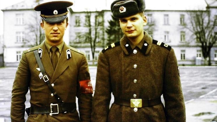 Sovětští vojáci 118. samostatného ženijního praporu ve Vysokém Mýtě roku 1987.