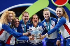 Češky slaví s pohárem pro vítězky Billie Jean King Cupu po triumfu ve finále 2026 s Ukrajinou