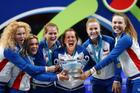 Češky slaví s pohárem pro vítězky Billie Jean King Cupu po triumfu ve finále 2026 s Ukrajinou