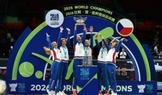 Češky slaví s pohárem pro vítězky Billie Jean King Cupu po triumfu ve finále 2026 s Ukrajinou