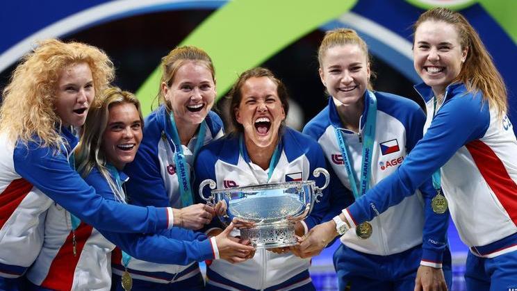 Češky slaví s pohárem pro vítězky Billie Jean King Cupu po triumfu ve finále 2026 s Ukrajinou