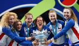 Češky slaví s pohárem pro vítězky Billie Jean King Cupu po triumfu ve finále 2026 s Ukrajinou