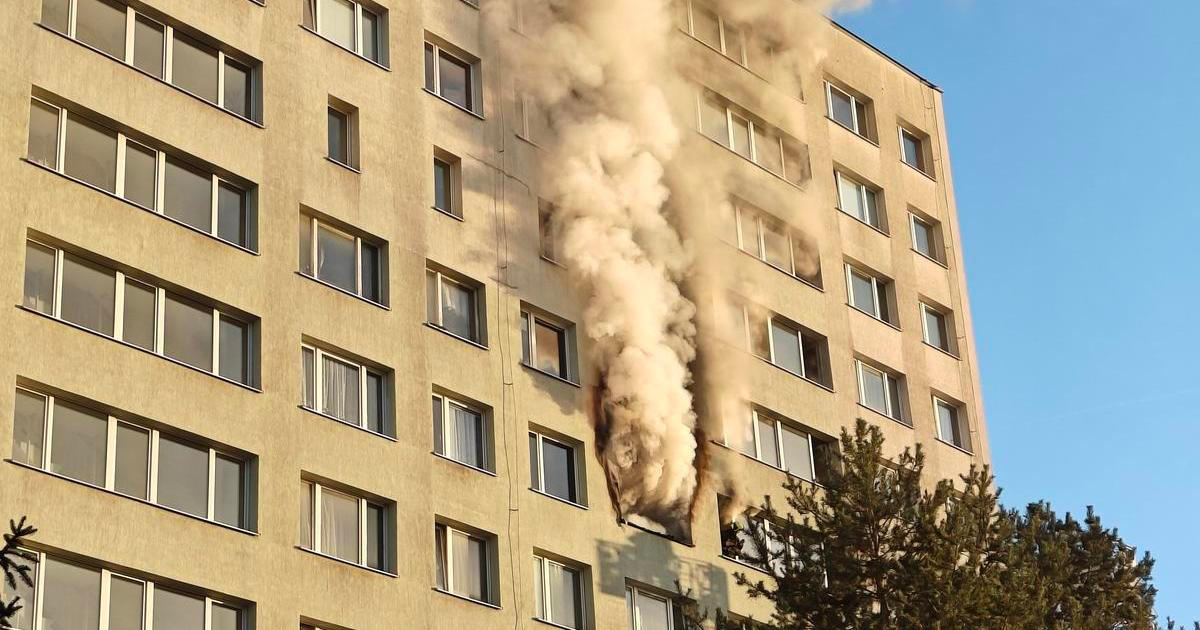 V Nuslích hořel panelový dům, hasiči evakuovali několik lidí a jeden člověk se zranil