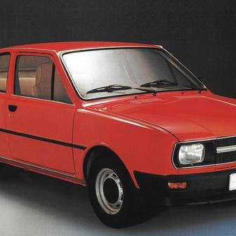 Na chvíli byl z politických důvodů přerušen, možná i proto tak sériové auto přijelo až relativně pozdě. Produkce v Kvasinách odstartovala v říjnu.