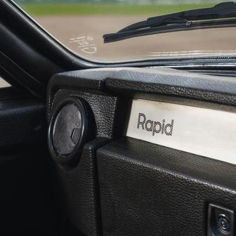 Kdyby spolujezdec zapomněl, jak se auto jmenuje.