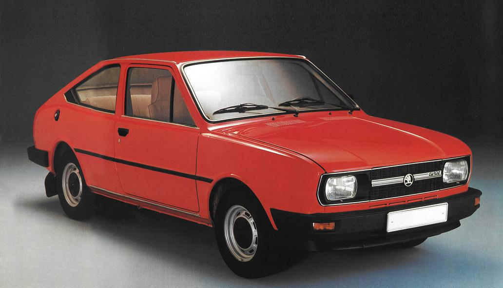 Na chvíli byl z politických důvodů přerušen, možná i proto tak sériové auto přijelo až relativně pozdě. Produkce v Kvasinách odstartovala v říjnu.