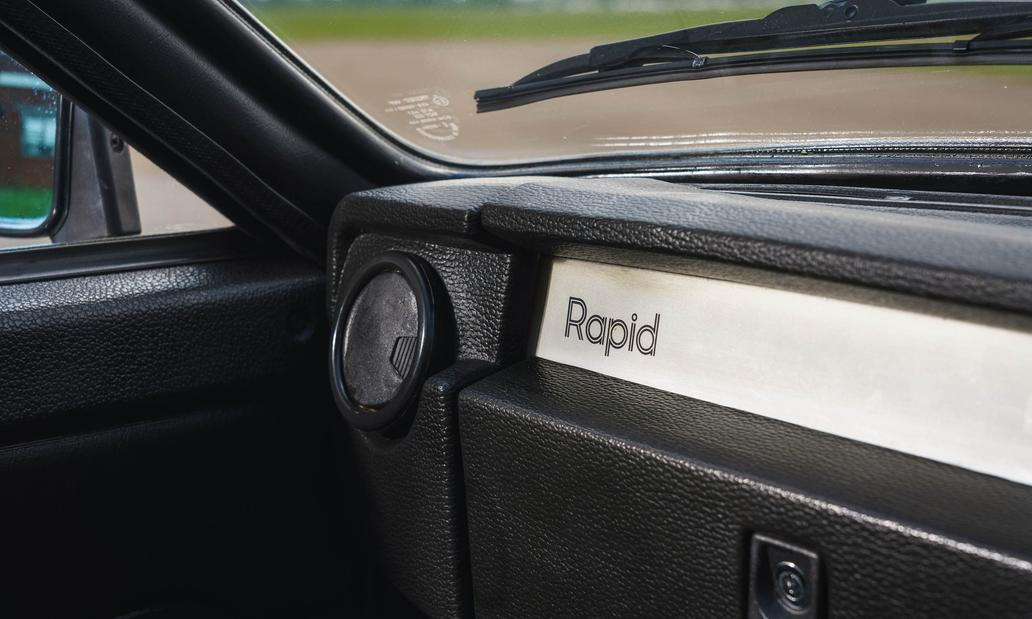 Kdyby spolujezdec zapomněl, jak se auto jmenuje.