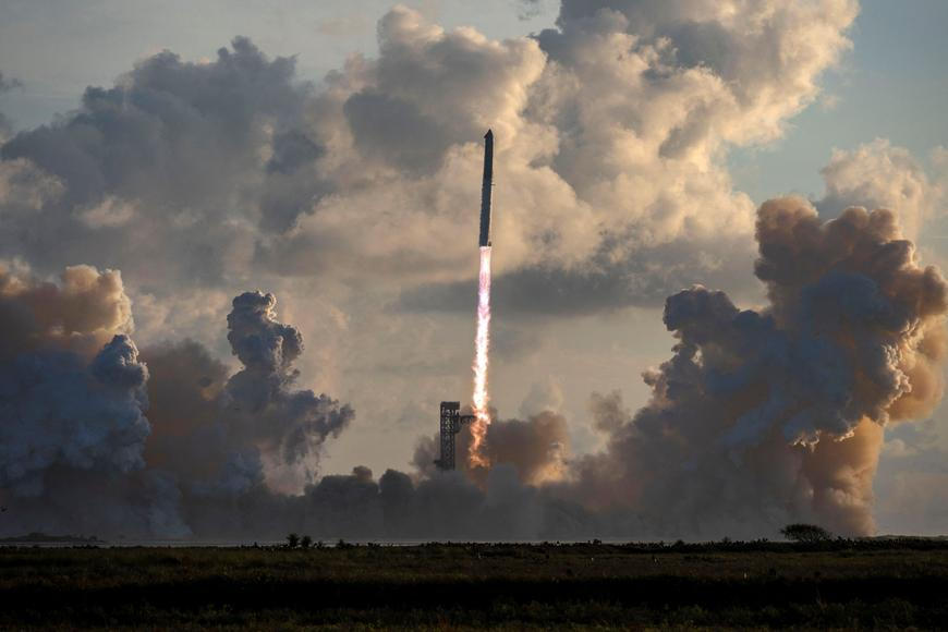 Obletěl několikrát Zemi a vypustil satelity. Muskův Starship dopadl do oceánu