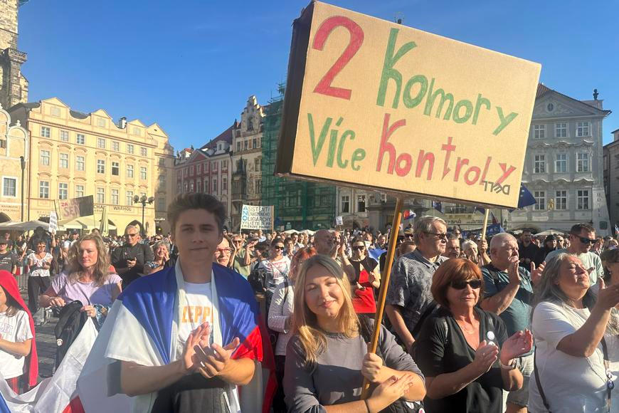 Lidé v centru Prahy demonstrují s Minářem za Havla a proti Babišovi