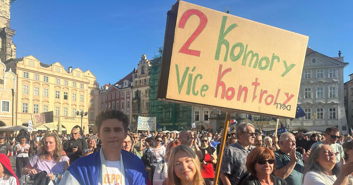 Lidé v centru Prahy demonstrují s Minářem za Havla a proti Babišovi