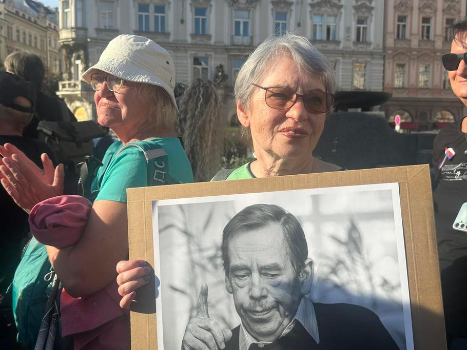 Demonstrace Milionu chvilek pro demokracii na Staroměstském náměstí