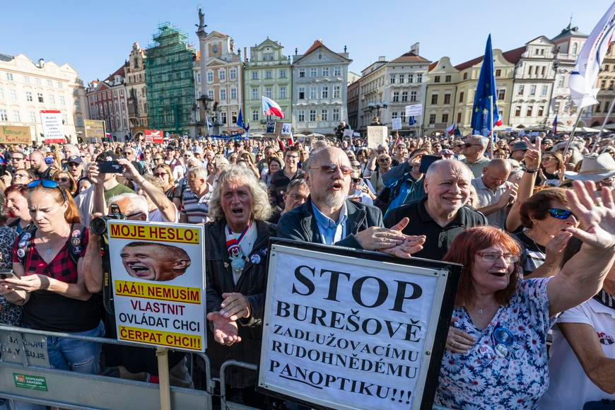 Lidé v centru Prahy demonstrovali s Minářem za Havla a proti Babišovi