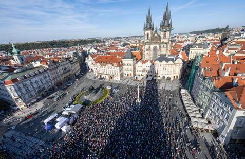 demonstrace Milion chvilek pro demokracii, demonstranti, transparenty, Staroměstské náměstí