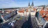 demonstrace Milion chvilek pro demokracii, demonstranti, transparenty, Staroměstské náměstí