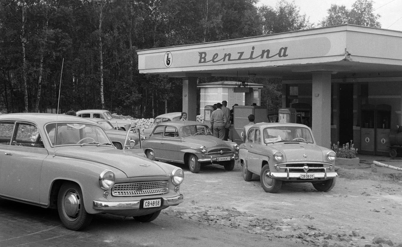 Čerpací stanice Benzina v Karlových Varech v roce 1960.