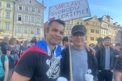 Mezi lidmi, kteří přišli podpořil protivládní demonstraci Milionu chvilek pro demokracii na pražské Staroměstské náměstí, byla také tato dvojice z Ústí nad Labem. Šlo o otce se synem, který studuje střední školu.