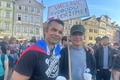 Mezi lidmi, kteří přišli podpořil protivládní demonstraci Milionu chvilek pro demokracii na pražské Staroměstské náměstí, byla také tato dvojice z Ústí nad Labem. Šlo o otce se synem, který studuje střední školu.
