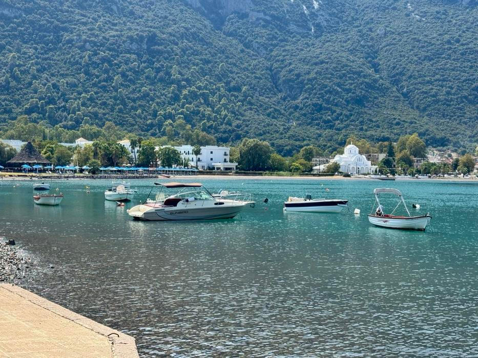 Tyrkysová voda v přístavu, bílé domy na nábřeží a nad nimi zalesněný Knimis. Kamena Vourla už má největší slávu za sebou, stále ale rozhodně má co nabídnout.