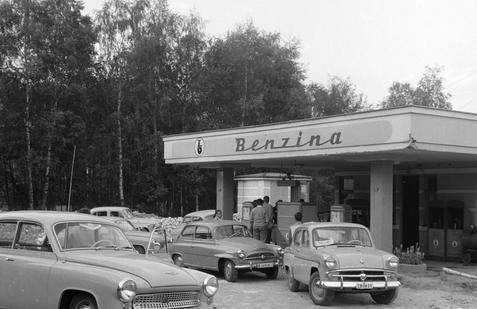 Tankování za socialismu je v Československu spojené především se značkou Benzina. Ta se používá od dubna 1958, tato čerpací stanice stála v Karlových Varech.
