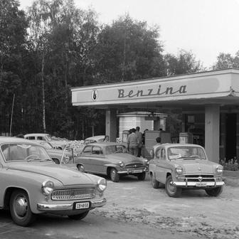 Tankování za socialismu je v Československu spojené především se značkou Benzina. Ta se používá od dubna 1958, tato čerpací stanice stála v Karlových Varech.