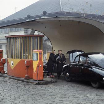 Podoba čerpacích stanic Benzina se postupně zdokonalovala. Vznikly přístřešky pro zaměstnance, prodlužovala se provozní doba. Tatrplan tankuje na Klárově v roce 1960.