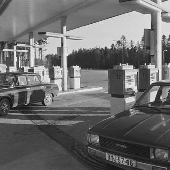 S rostoucí dálniční sítí vyrostla i síť čerpacích stanic podél D1 z Prahy do Brna. Během 80. let se přitom cena normálu dostala i kvůli ropnými krizím na 7,5 koruny za litr.