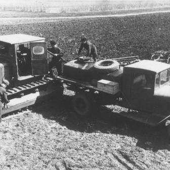 Doplňování paliva ale mohlo v roce 1948, krátce po komunistickém převratu v Československu, vypadat klidně i takhle: z kanystrů přímo na poli.