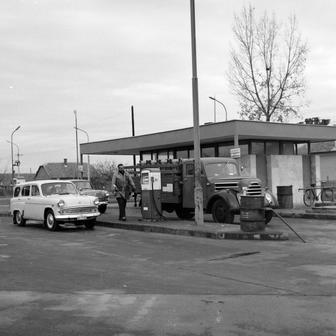 Ten první přišel v roce 1973. V USA byl v tu dobu zavedený přídělový systém na benzin, nastala finanční krize a vzrostla nezaměstnanost. Automobilky začaly více sázet na kompaktní a úsporná auta.