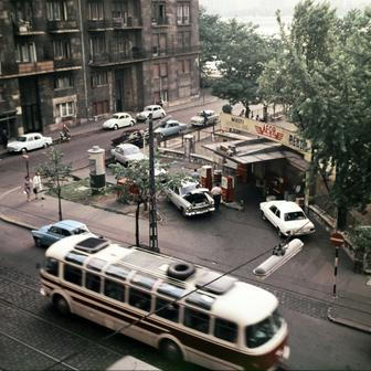 Pohled na čerpací stanici v centru Budapešti v roce 1969.